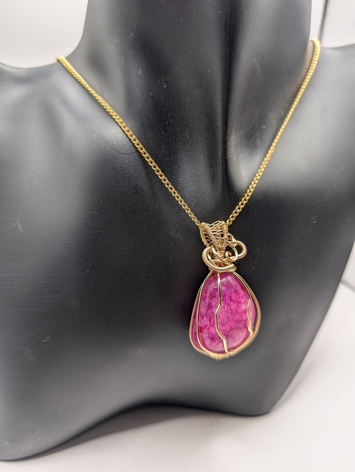 ✨ Unveil Your Inner Radiance with Our Exclusive Pink Fuchsia Agate Pendant! ✨🌸