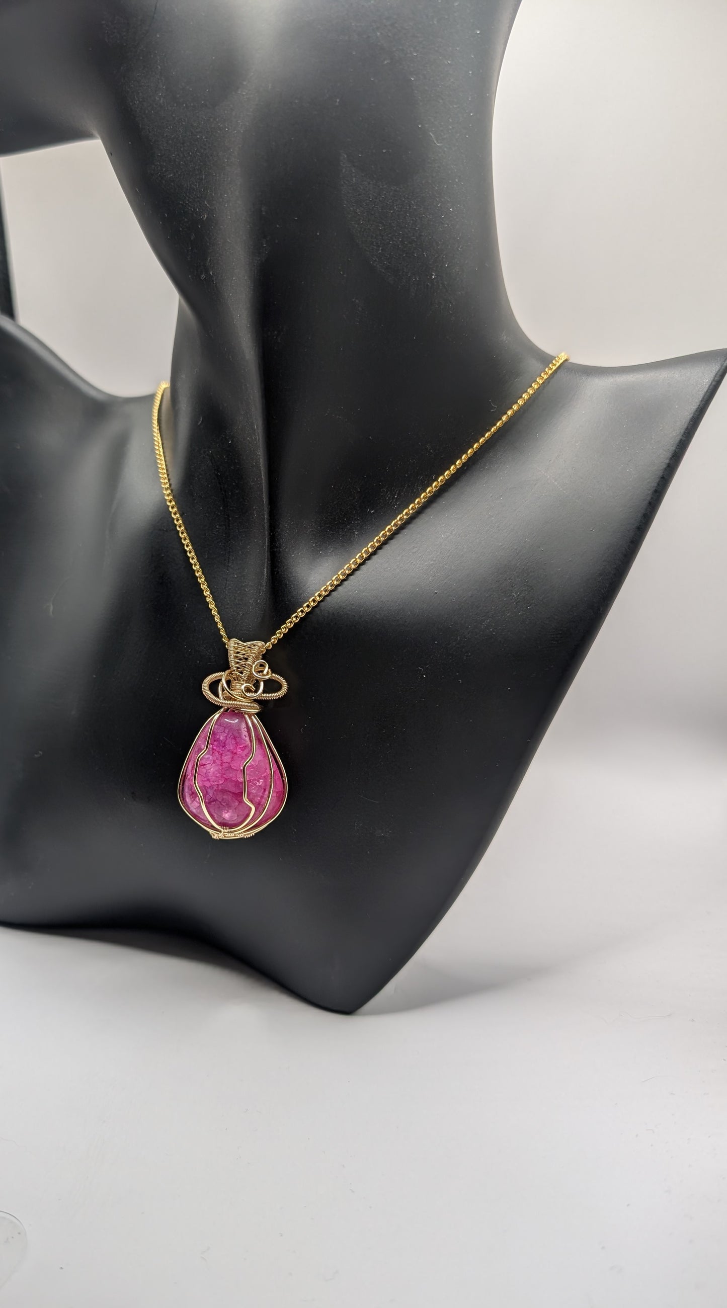 ✨ Unveil Your Inner Radiance with Our Exclusive Pink Fuchsia Agate Pendant! ✨🌸