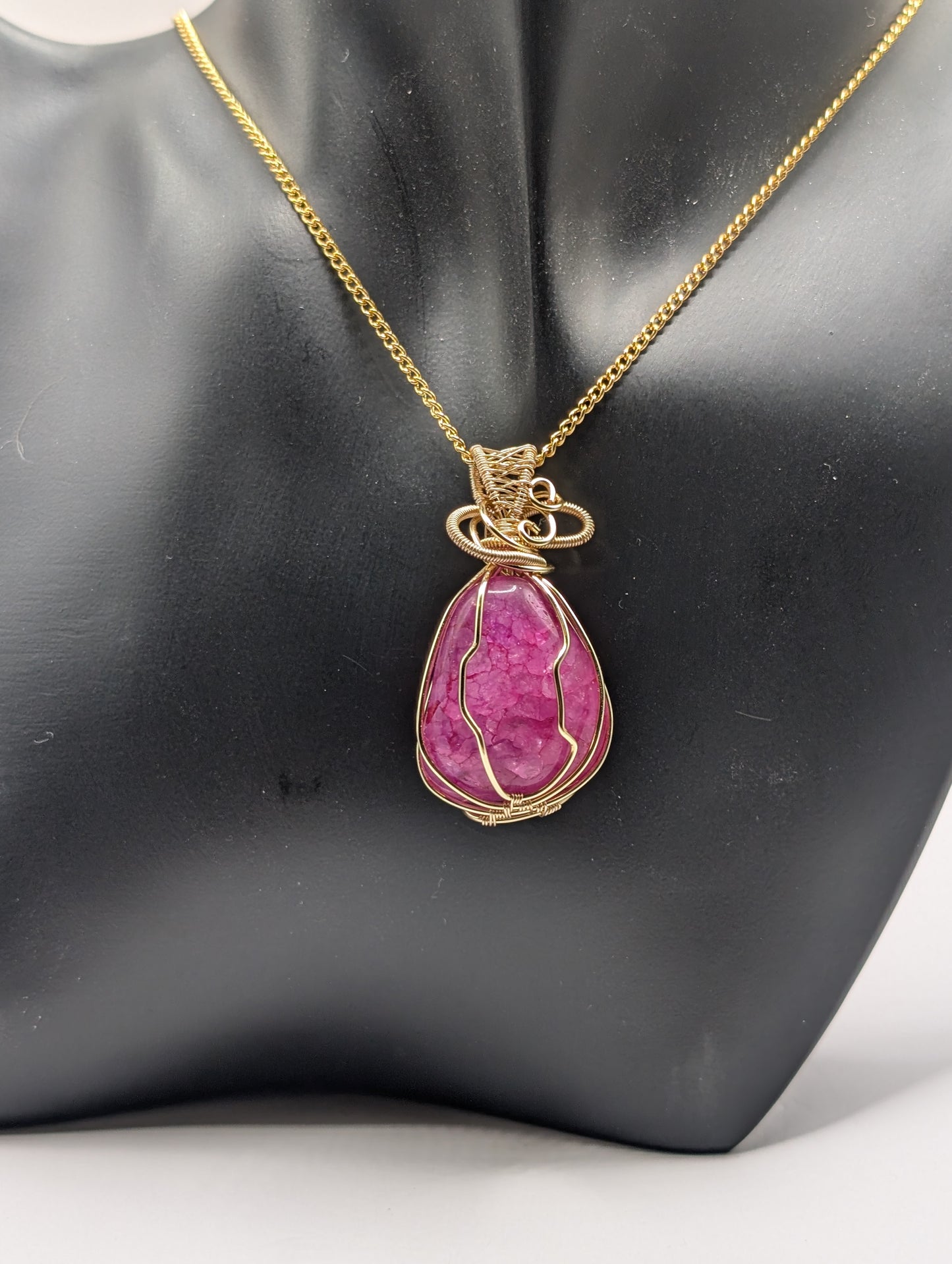 ✨ Unveil Your Inner Radiance with Our Exclusive Pink Fuchsia Agate Pendant! ✨🌸