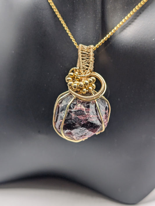 ✨ Discover the Allure of Our Stunning Garnet Wire Wrapped Pendant! ✨💎